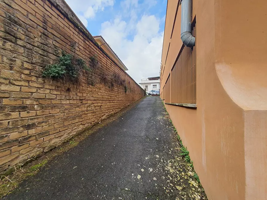 Immagine 20 di Locale commerciale in vendita  in via dei giardinetti a Roma