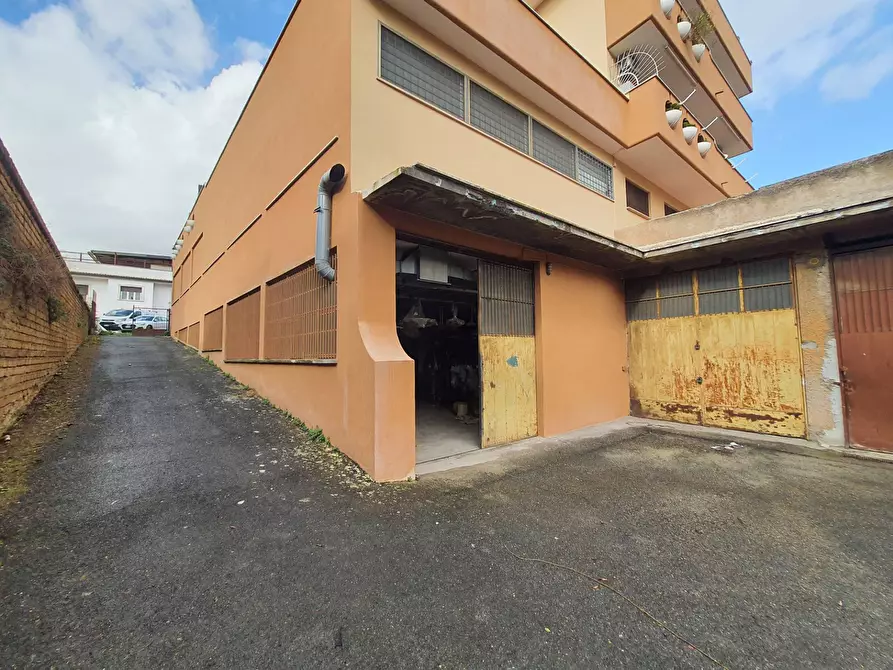 Immagine 23 di Locale commerciale in vendita  in via dei giardinetti a Roma