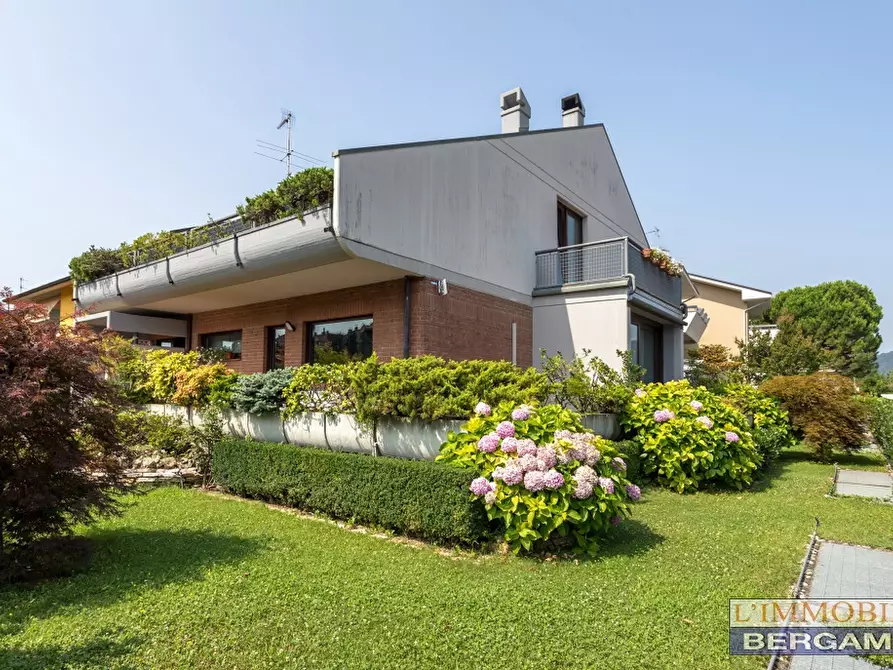 Immagine 1 di Villa in vendita  in via E. Mattei a Villa Di Serio