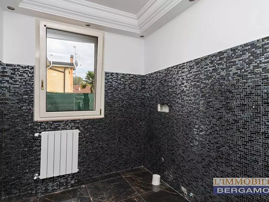 Immagine 10 di Villa in vendita  a Brembate