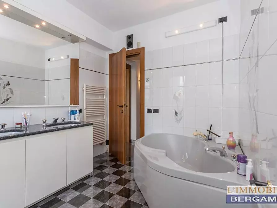 Immagine 25 di Villa in vendita  a Villa Di Serio