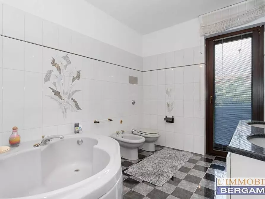 Immagine 26 di Villa in vendita  a Villa Di Serio