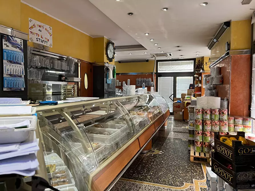 Immagine 2 di Locale commerciale in vendita  a Savona