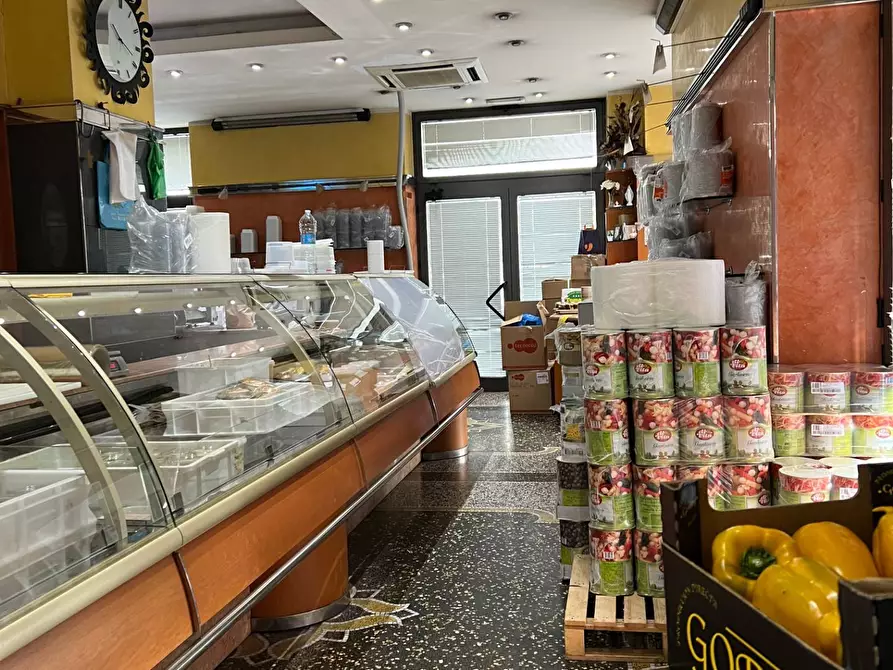 Immagine 3 di Locale commerciale in vendita  a Savona