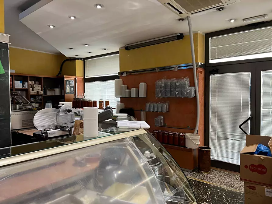 Immagine 4 di Locale commerciale in vendita  a Savona