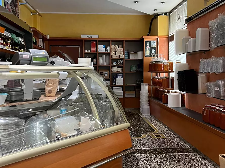 Immagine 5 di Locale commerciale in vendita  a Savona