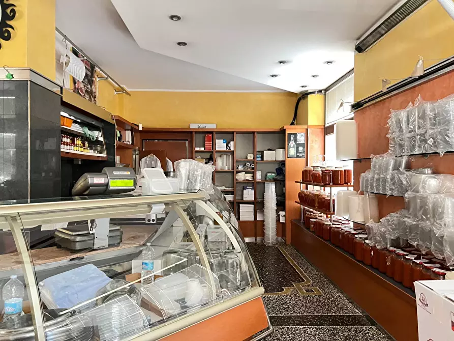 Immagine 6 di Locale commerciale in vendita  a Savona