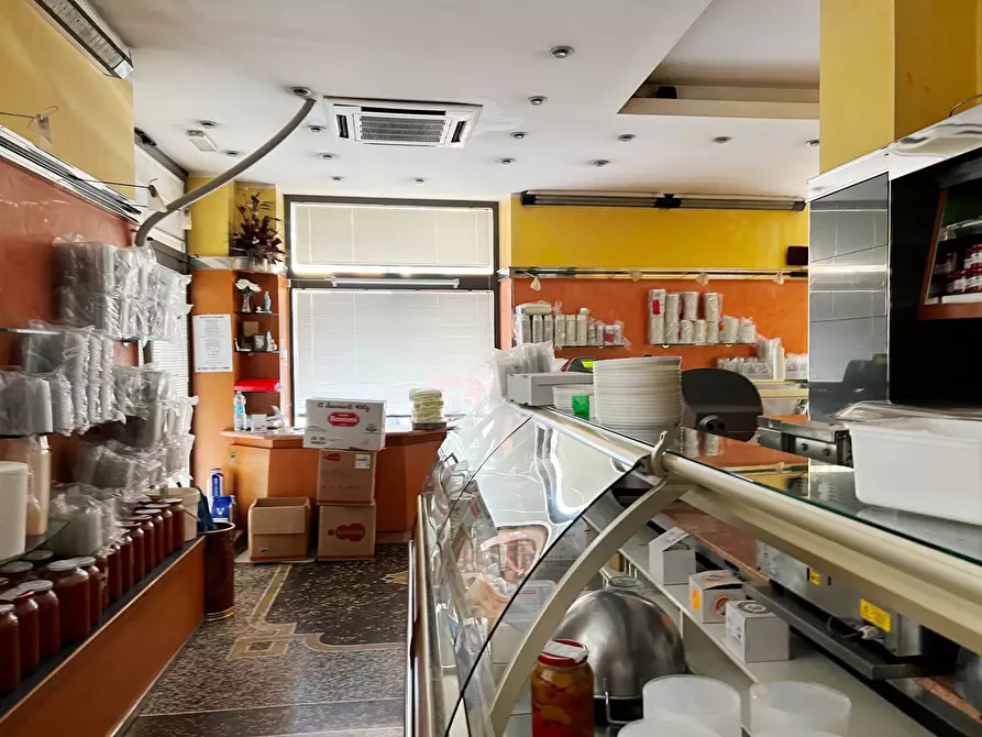 Immagine 7 di Locale commerciale in vendita  a Savona