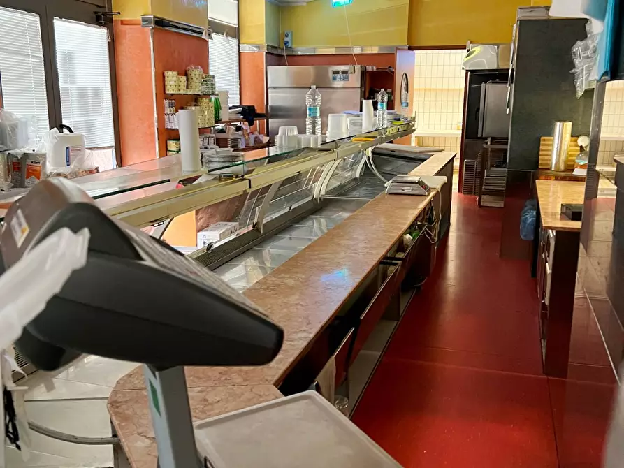 Immagine 8 di Locale commerciale in vendita  a Savona