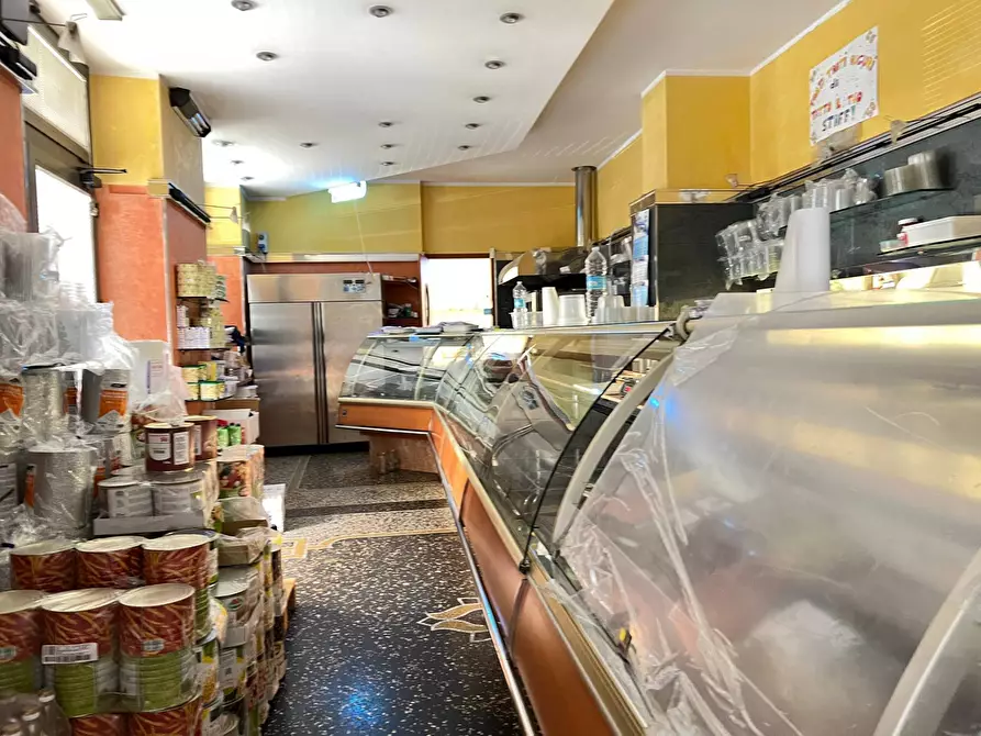 Immagine 9 di Locale commerciale in vendita  a Savona