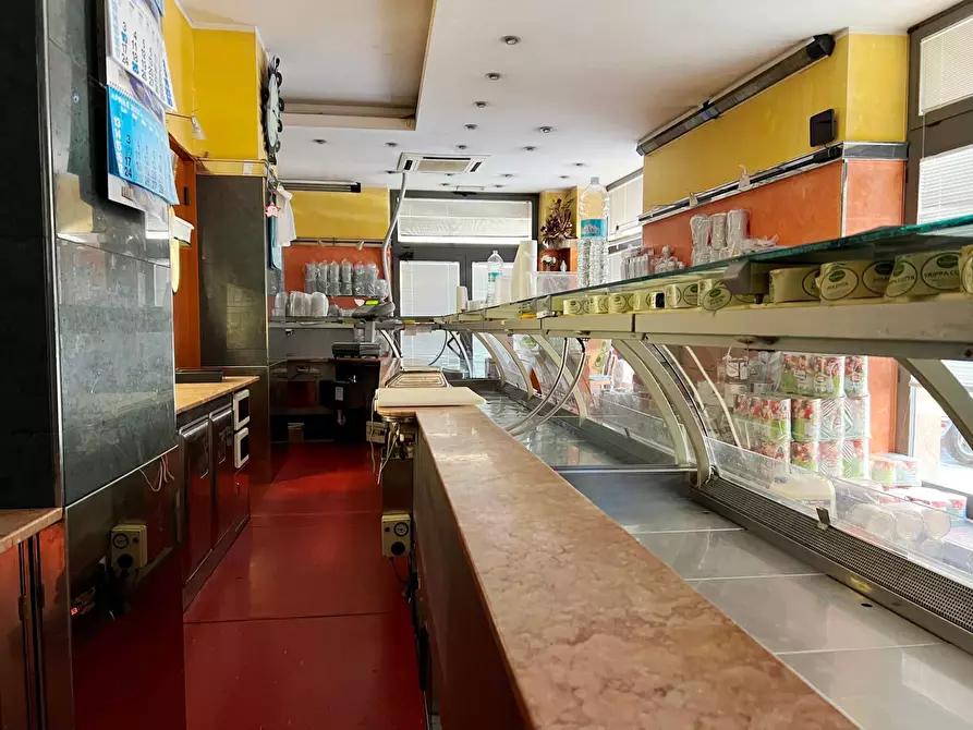 Immagine 10 di Locale commerciale in vendita  a Savona