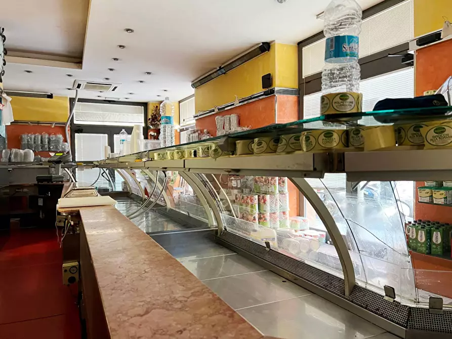 Immagine 11 di Locale commerciale in vendita  a Savona