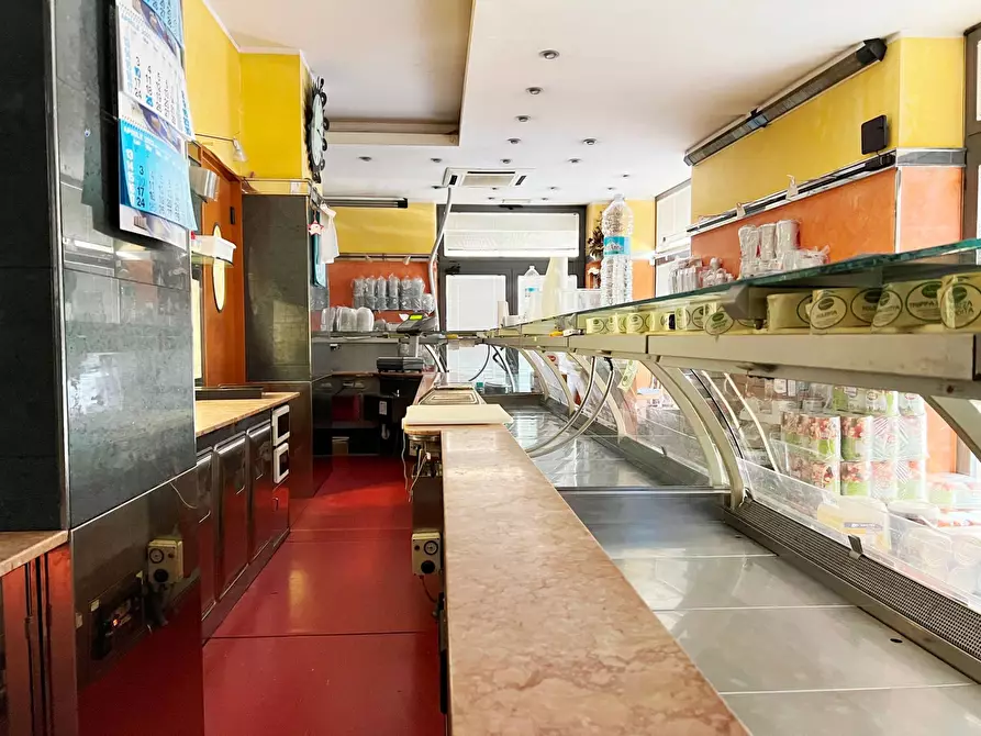 Immagine 12 di Locale commerciale in vendita  a Savona