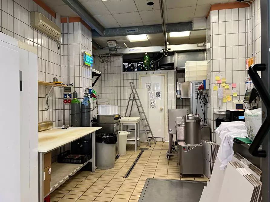 Immagine 13 di Locale commerciale in vendita  a Savona