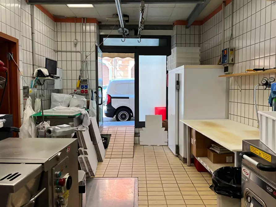 Immagine 14 di Locale commerciale in vendita  a Savona