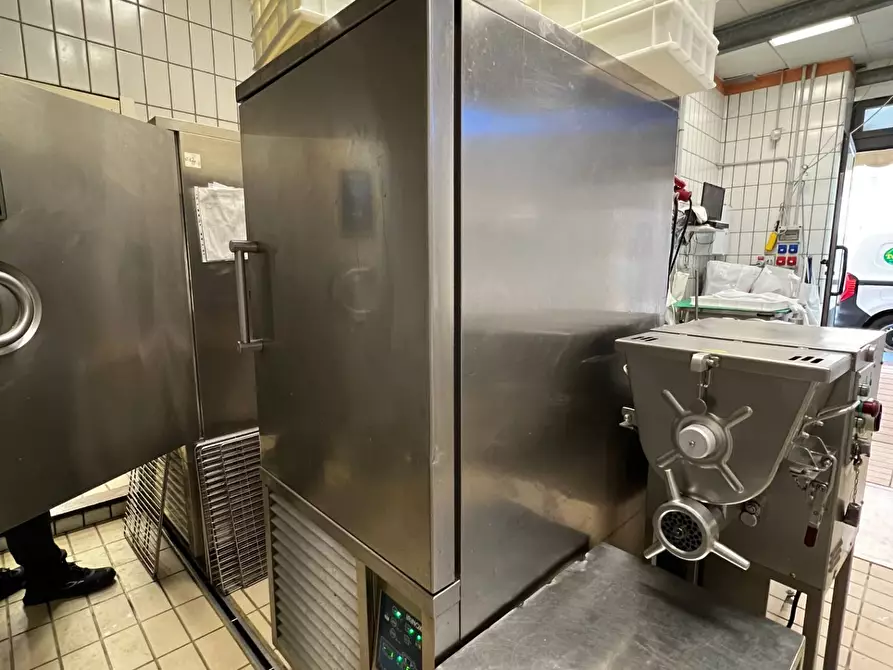 Immagine 15 di Locale commerciale in vendita  a Savona