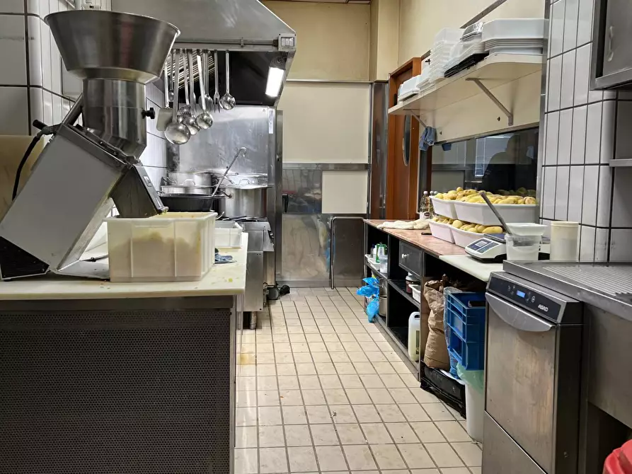 Immagine 16 di Locale commerciale in vendita  a Savona