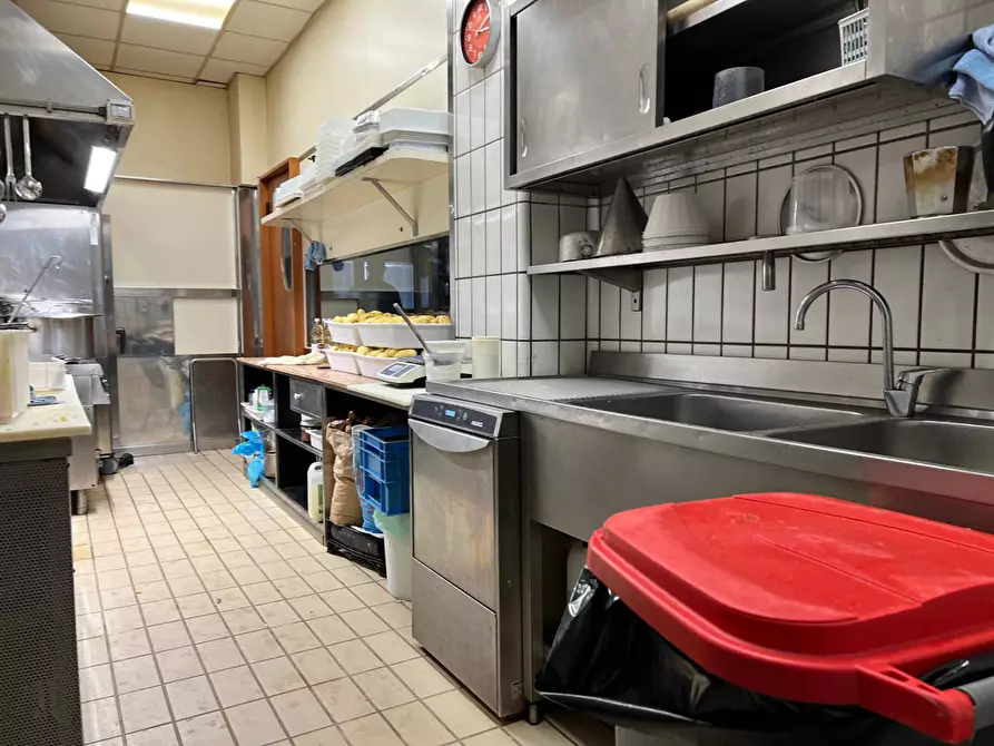 Immagine 17 di Locale commerciale in vendita  a Savona