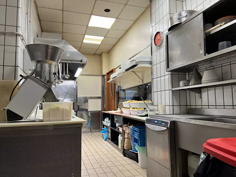 Immagine 18 di Locale commerciale in vendita  a Savona