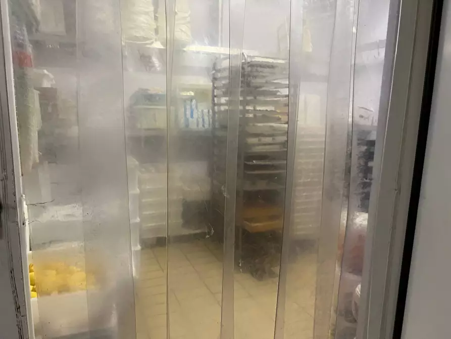 Immagine 19 di Locale commerciale in vendita  a Savona