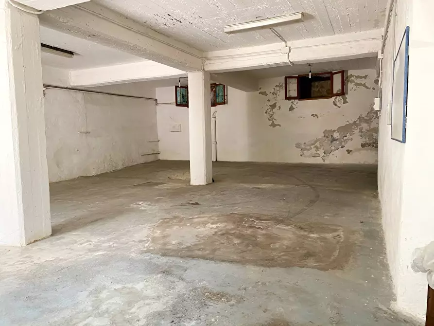 Immagine 3 di Magazzino in vendita  a Savona