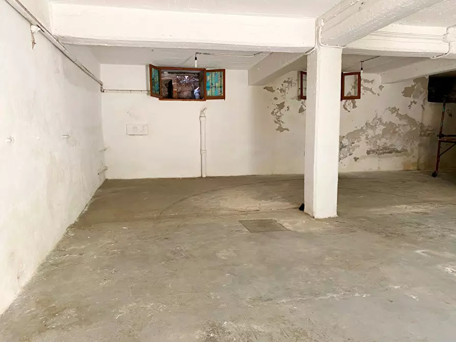 Immagine 5 di Magazzino in vendita  a Savona