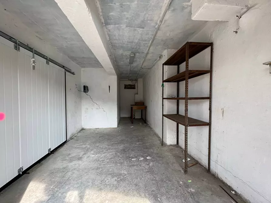 Immagine 11 di Magazzino in vendita  a Savona