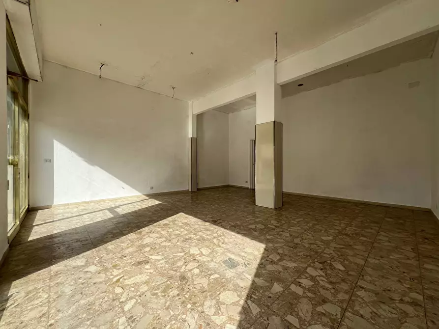 Immagine 3 di Locale commerciale in vendita  a Vado Ligure