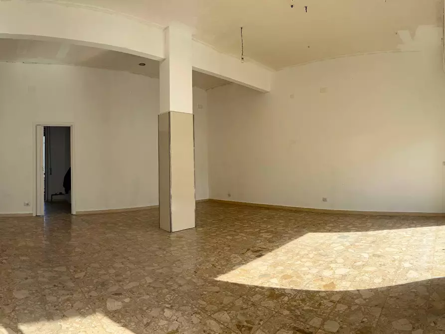 Immagine 4 di Locale commerciale in vendita  a Vado Ligure