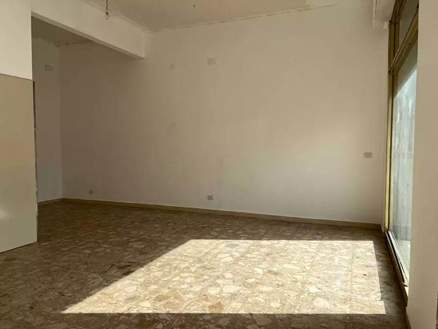 Immagine 5 di Locale commerciale in vendita  a Vado Ligure