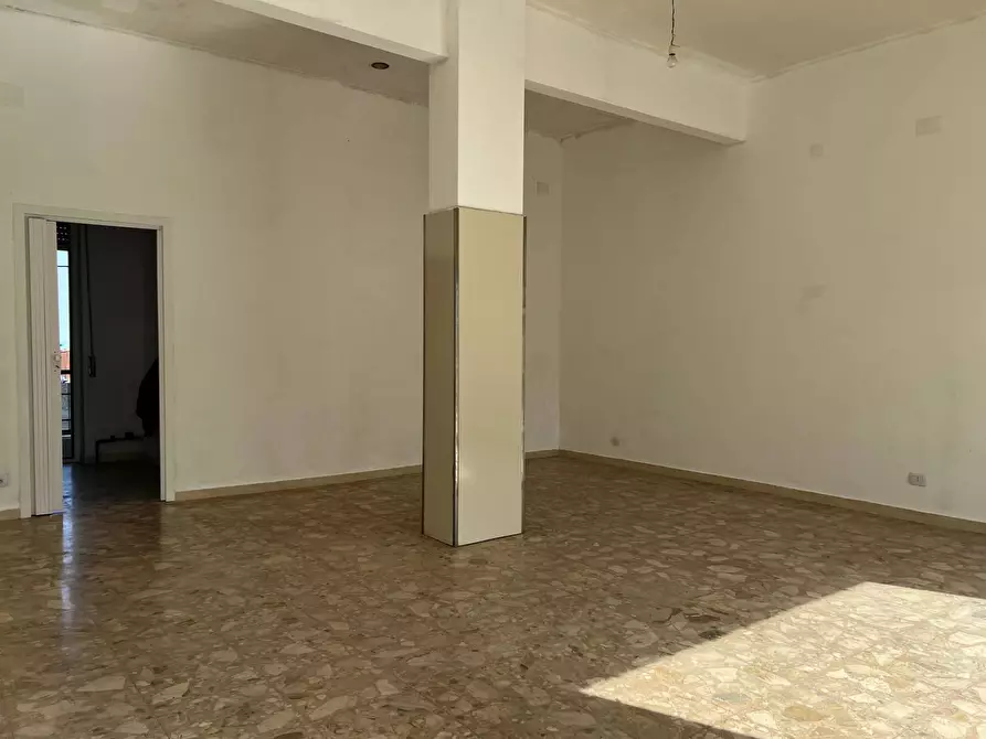 Immagine 6 di Locale commerciale in vendita  a Vado Ligure