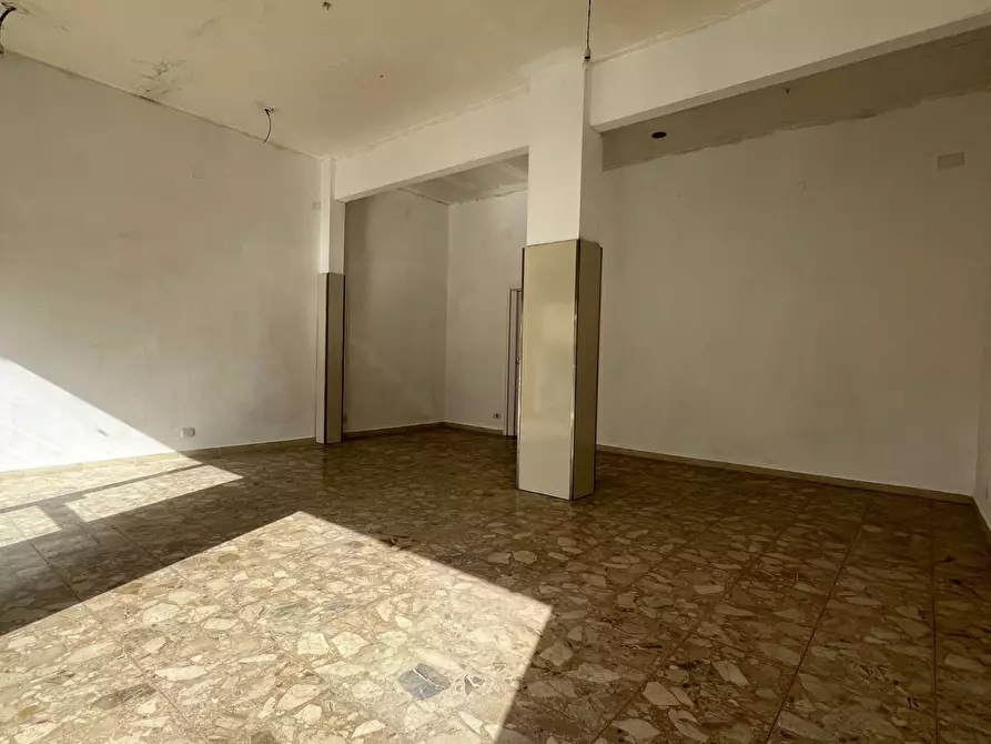 Immagine 7 di Locale commerciale in vendita  a Vado Ligure