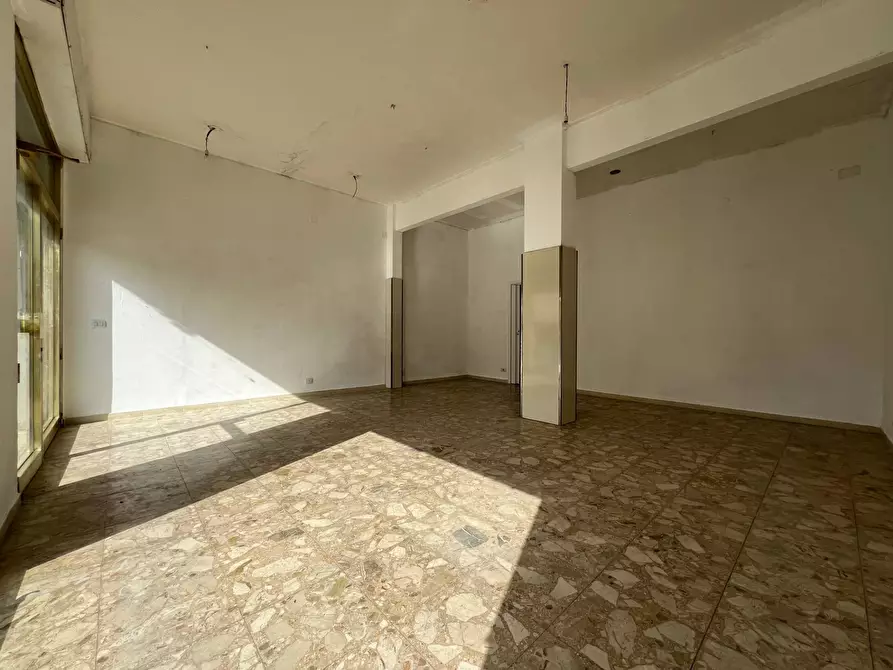 Immagine 8 di Locale commerciale in vendita  a Vado Ligure