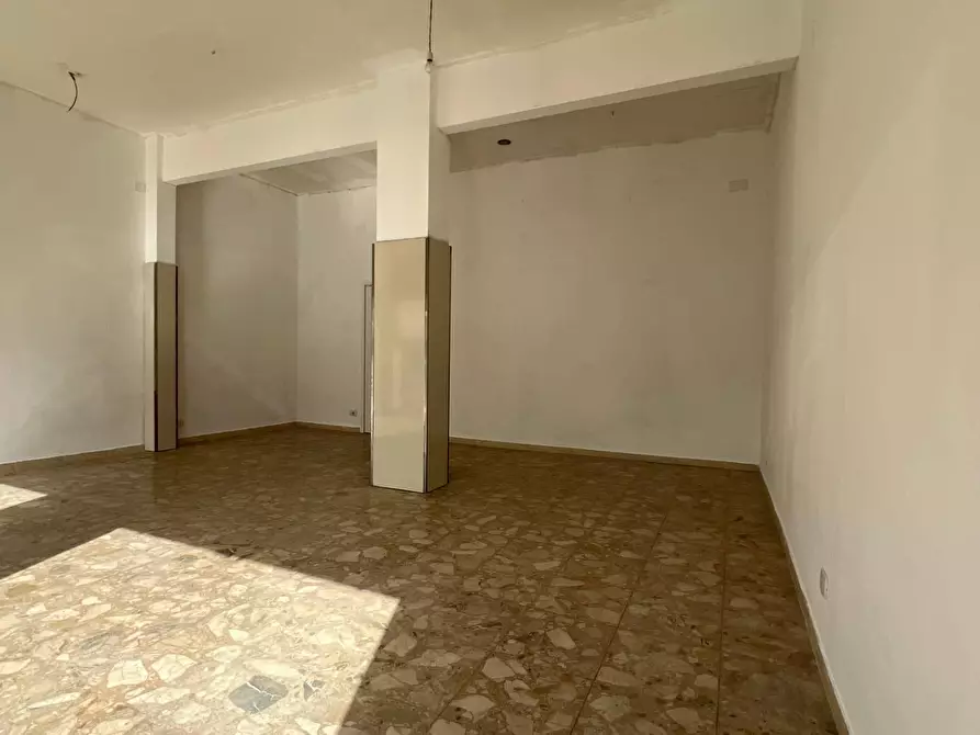 Immagine 9 di Locale commerciale in vendita  a Vado Ligure