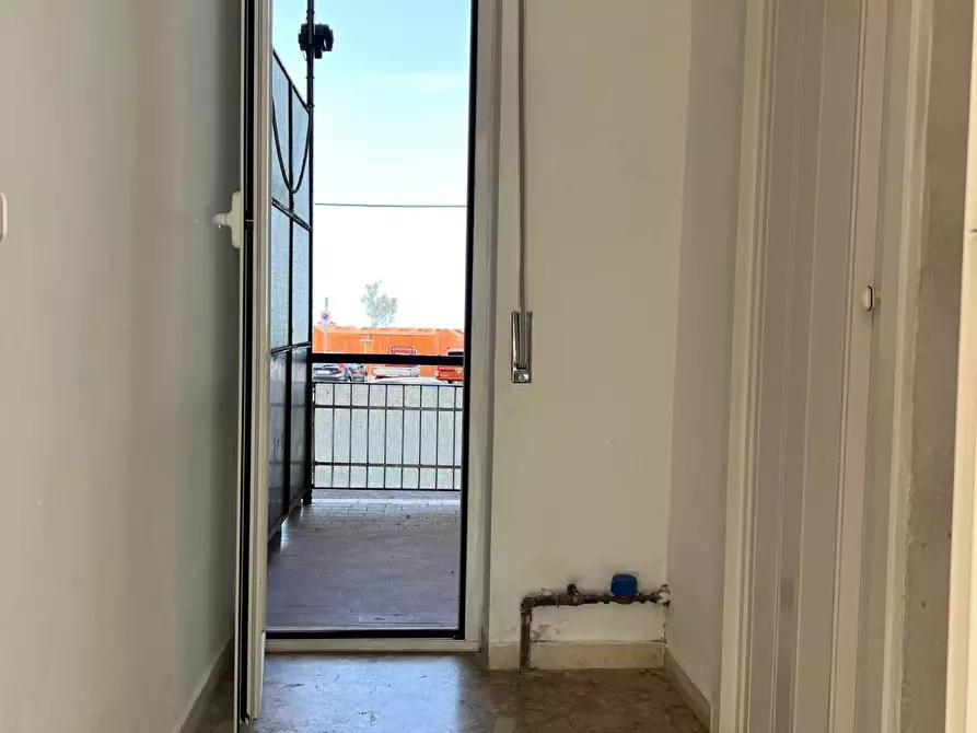 Immagine 10 di Locale commerciale in vendita  a Vado Ligure