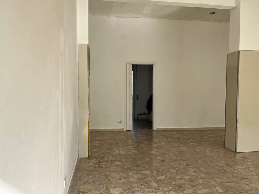 Immagine 11 di Locale commerciale in vendita  a Vado Ligure