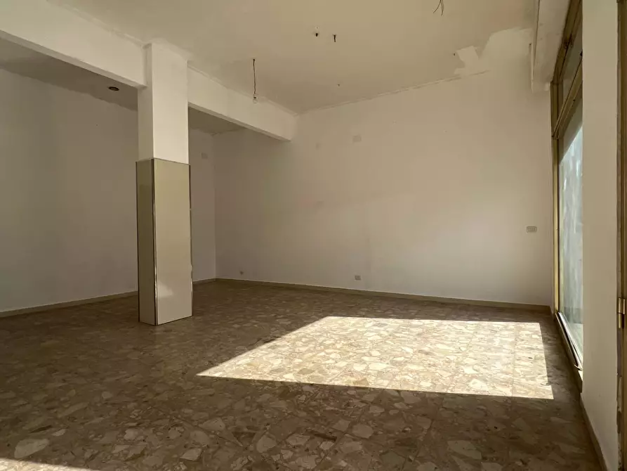 Immagine 12 di Locale commerciale in vendita  a Vado Ligure