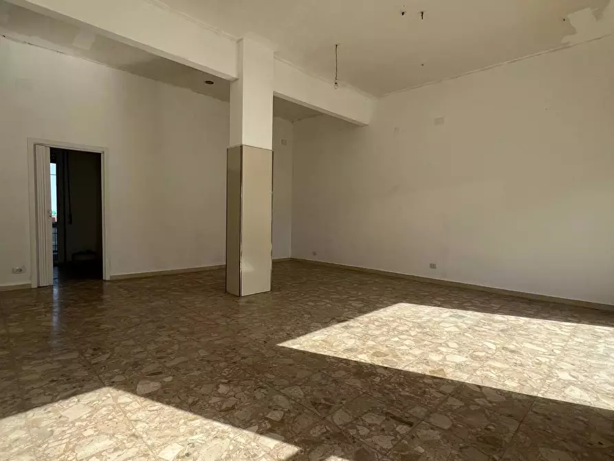 Immagine 14 di Locale commerciale in vendita  a Vado Ligure