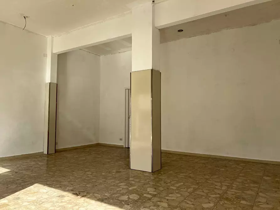 Immagine 15 di Locale commerciale in vendita  a Vado Ligure