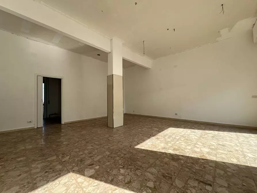 Immagine 16 di Locale commerciale in vendita  a Vado Ligure