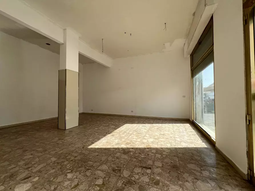 Immagine 17 di Locale commerciale in vendita  a Vado Ligure