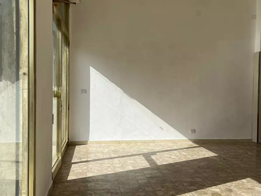 Immagine 18 di Locale commerciale in vendita  a Vado Ligure