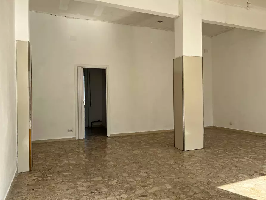 Immagine 19 di Locale commerciale in vendita  a Vado Ligure