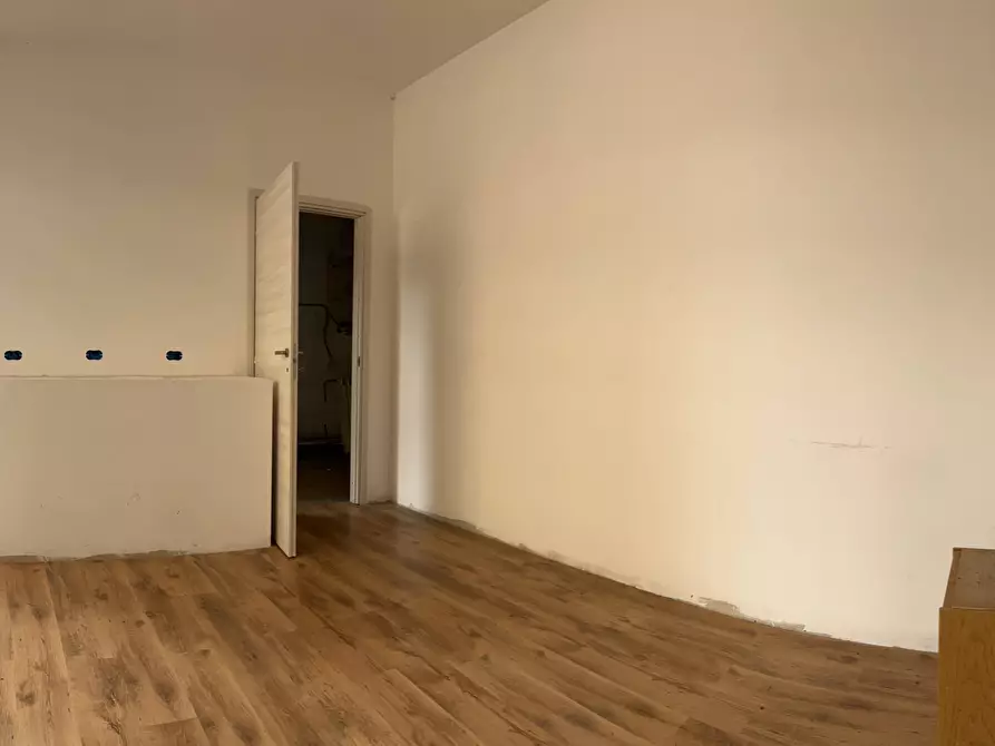 Immagine 1 di Magazzino in vendita  a Savona