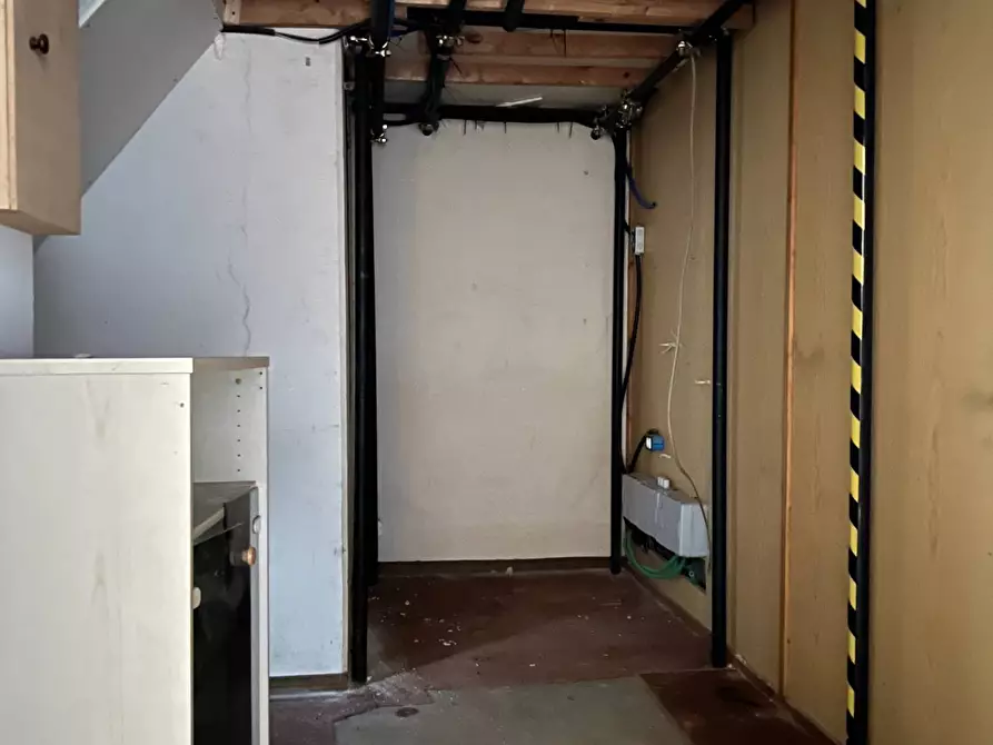 Immagine 9 di Magazzino in vendita  a Savona