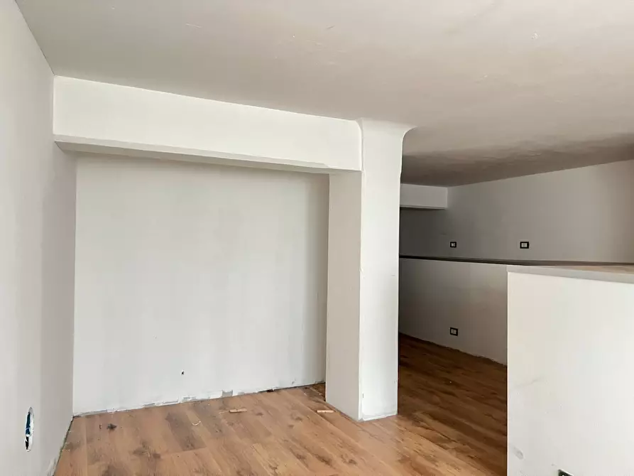 Immagine 17 di Magazzino in vendita  a Savona