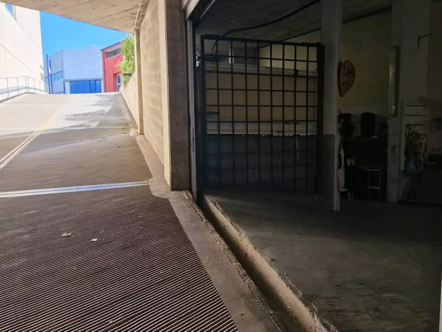 Immagine 4 di Locale commerciale in vendita  in via Sebastiano Caboto a Cattolica