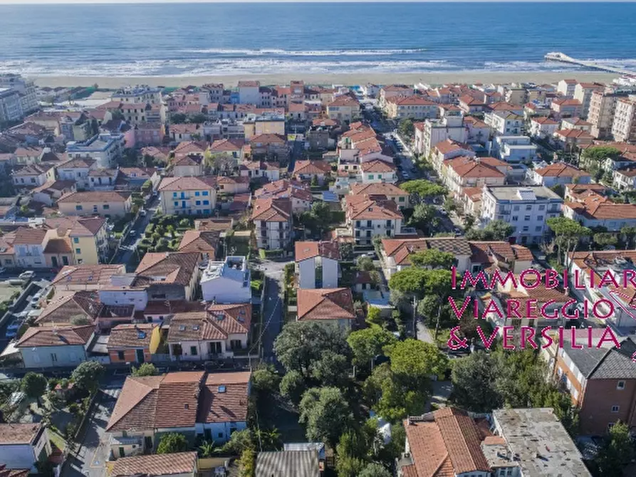 Immagine 6 di Villa in vendita  in via Siena a Camaiore