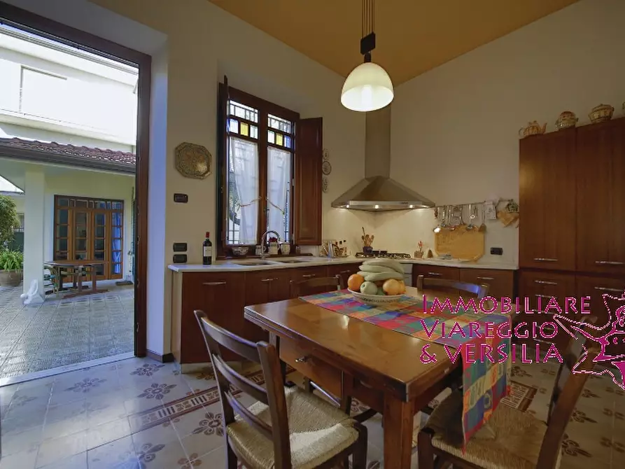 Immagine 4 di Villa in vendita  in via Siena a Camaiore