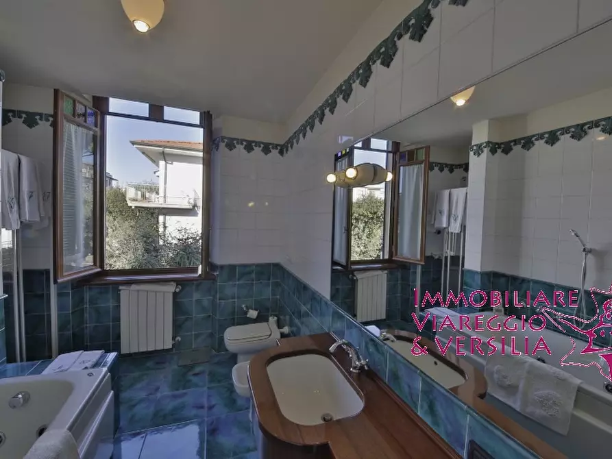 Immagine 8 di Villa in vendita  in via Siena a Camaiore